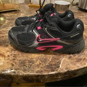 Nike Women's V5 RNR in the "Black Pink Blast" colorway.